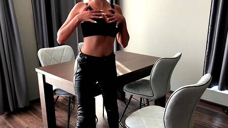Порвала кожаные штаны и отдалась в жопу на столе