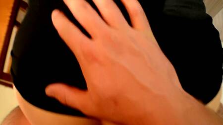 Привела к себе качка после свидания и трахается на кухонном столе