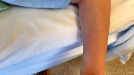 Мужик развлекается с молоденькой девушкой и даже на лицо ей садится