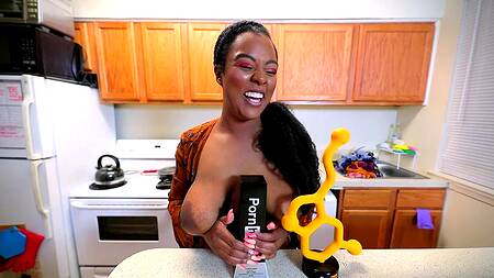 Черная мамочка умеет порадовать пасынка ротиком и киской