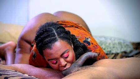 Черная мамочка умеет порадовать пасынка ротиком и киской