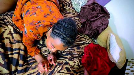 Черная мамочка умеет порадовать пасынка ротиком и киской