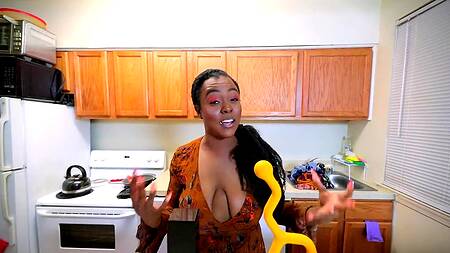 Черная мамочка умеет порадовать пасынка ротиком и киской