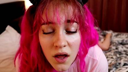 Милая толстушка с розовыми волосами глотает сперму после ебли