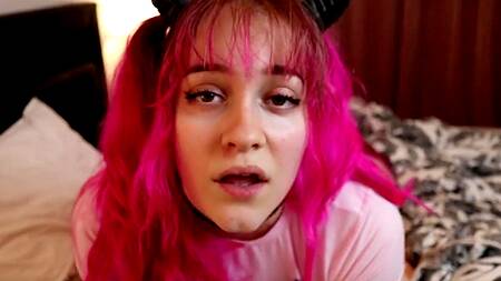 Милая толстушка с розовыми волосами глотает сперму после ебли