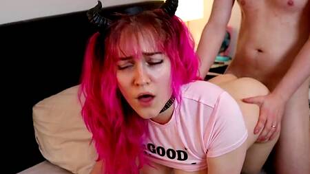Милая толстушка с розовыми волосами глотает сперму после ебли