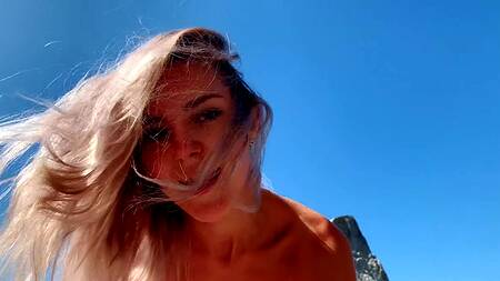 Пейзаж кажется ещё красивее, когда на член садится блондинка