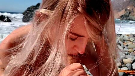 Пейзаж кажется ещё красивее, когда на член садится блондинка