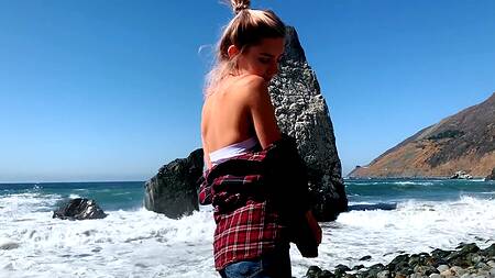 Пейзаж кажется ещё красивее, когда на член садится блондинка