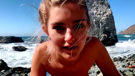 Пейзаж кажется ещё красивее, когда на член садится блондинка