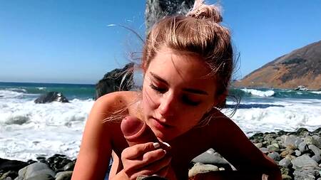 Пейзаж кажется ещё красивее, когда на член садится блондинка