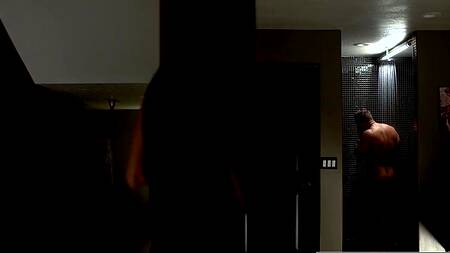 Деловая встреча отменяется, красотка будет ебаться в душе