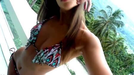 Худышка сняла развратное видео на отдыхе и подрочила