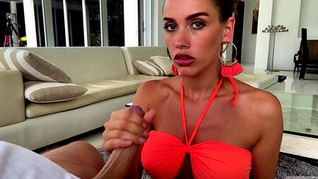 У русской девки нереально красивые глаза пока она сосет