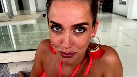 У русской девки нереально красивые глаза пока она сосет