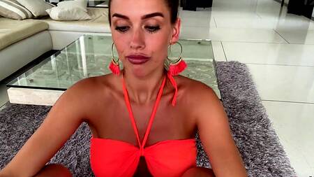 У русской девки нереально красивые глаза пока она сосет