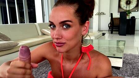 У русской девки нереально красивые глаза пока она сосет