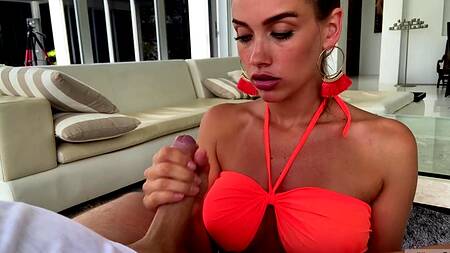 У русской девки нереально красивые глаза пока она сосет