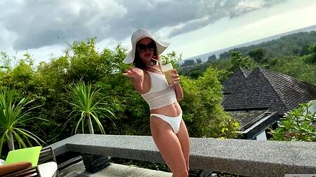 Красотка на отдыхе наслаждается крепким членом парня