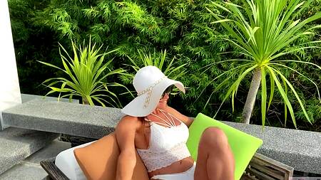 Красотка на отдыхе наслаждается крепким членом парня