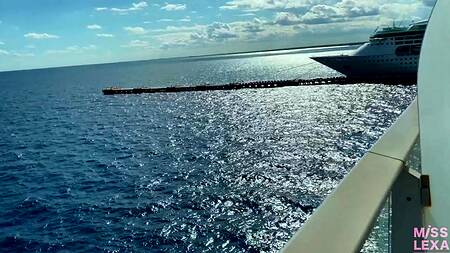 Жаркая милфа ебется с парнем на балконе во время отдыха