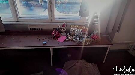 Принес красотке завтрак в постель, но первым делом её нужно трахнуть