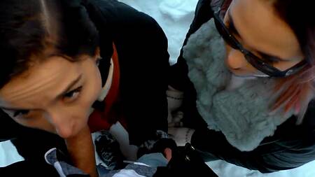 Подруга девушки не третья лишняя, вместе они жарко сосут член парня