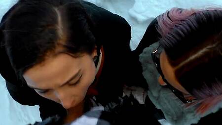 Подруга девушки не третья лишняя, вместе они жарко сосут член парня