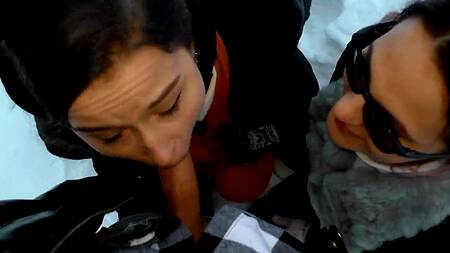 Подруга девушки не третья лишняя, вместе они жарко сосут член парня