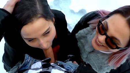 Подруга девушки не третья лишняя, вместе они жарко сосут член парня