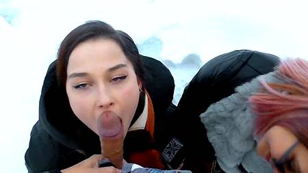 Подруга девушки не третья лишняя, вместе они жарко сосут член парня