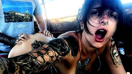 Нашли заброшенный автобус в пустыне и там ебутся