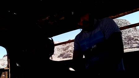 Нашли заброшенный автобус в пустыне и там ебутся