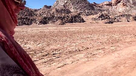 Нашли заброшенный автобус в пустыне и там ебутся