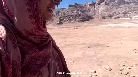 Нашли заброшенный автобус в пустыне и там ебутся