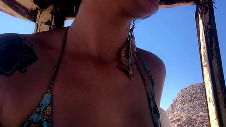 Нашли заброшенный автобус в пустыне и там ебутся