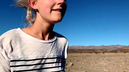 Милашка ебется с парнем в машине пока друг сидит за рулем