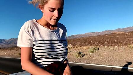 Милашка ебется с парнем в машине пока друг сидит за рулем