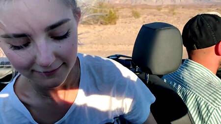 Милашка ебется с парнем в машине пока друг сидит за рулем