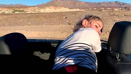 Милашка ебется с парнем в машине пока друг сидит за рулем