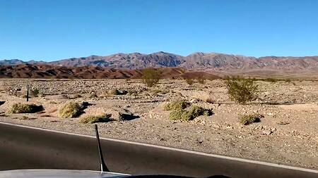 Милашка ебется с парнем в машине пока друг сидит за рулем