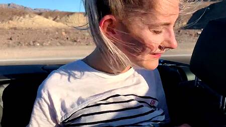 Милашка ебется с парнем в машине пока друг сидит за рулем