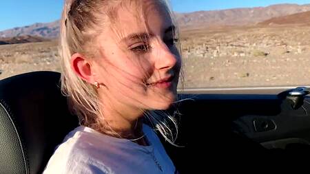 Милашка ебется с парнем в машине пока друг сидит за рулем