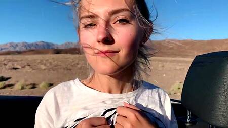 Милашка ебется с парнем в машине пока друг сидит за рулем