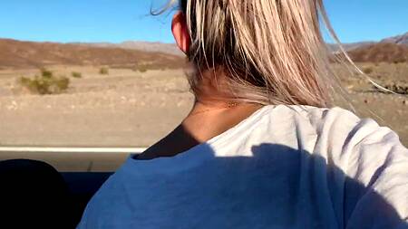 Милашка ебется с парнем в машине пока друг сидит за рулем