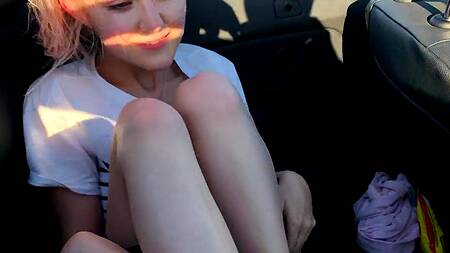 Милашка ебется с парнем в машине пока друг сидит за рулем