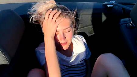 Милашка ебется с парнем в машине пока друг сидит за рулем