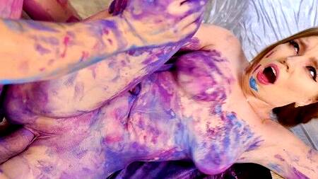 Создали абстрактную картину, занявшись сексом на холсте