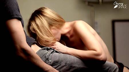 Получила в киску сперму любовника и сосет член мужа