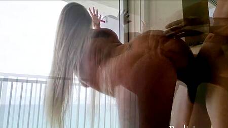 Блондинка с сочной жопой предпочитает позу сверху